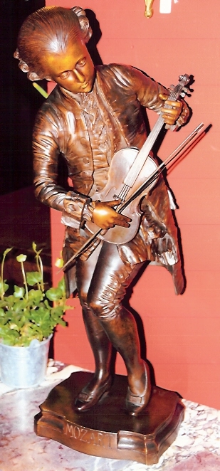 Скульптура юнного Моцарта